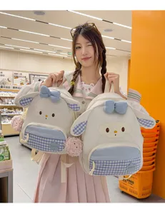 Joli sac à dos de style japonais en forme de mouton de dessin animé avec des carreaux bleus.