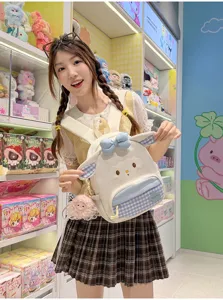 Vue détaillée du mignon sac à dos mouton style ins japonais avec oreilles douces et nœud bleu.