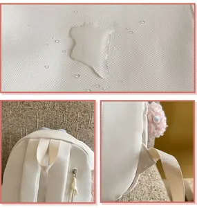 Vue détaillée de sac à dos agneau style japonais, tissu étanche blanc avec charme peluche.