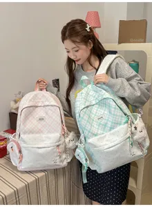 Détail de sac à dos à carreaux style japonais, avec joli porte-monnaie carotte et pendentifs doux.
