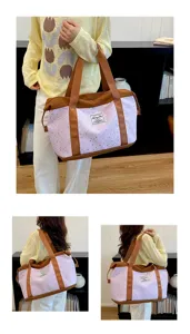 Vue détaillée du grand sac de voyage en toile avec motif étoiles et anses marron.