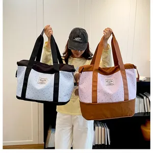 Vue détaillée du grand sac de voyage cabas à imprimé étoile mignon avec deux options de couleur.