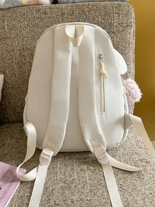 Joli sac à dos blanc de style japonais pour écoliers avec breloque en peluche et poche zippée.
