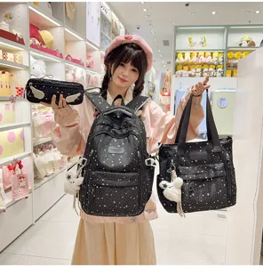 Schwarzer Schulrucksack mit Sternenprint, passende Tasche und Mäppchen im Verkaufsraum.