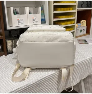Detailansicht des niedlichen hellblauen Rucksacks mit Sternenmuster, koreanischer Schulrucksack.