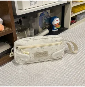 Nahaufnahme der weissen Federmaeppchen Tasche mit Silbersternen und niedlichen kleinen Fluegeln.