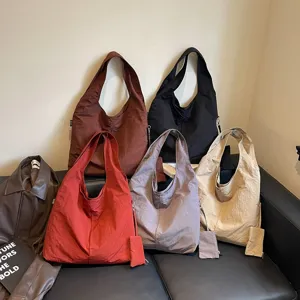 Borsa a tracolla hobo in nylon casual di grande capacità, borsa shopper morbida per uso quotidiano.