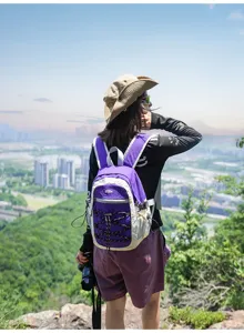 Leichter Outdoor-Wanderrucksack in Lila-Weiß-Farbblock, ideal für Camping und Reisen.