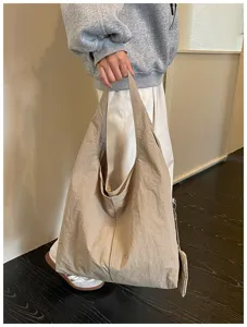 Borsa shopper marrone stile coreano casual in dettaglio, tessuto morbido e capiente.