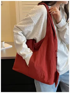 Vista dettagliata di una borsa tote in tela marrone casual, ideale per studenti e uso quotidiano.