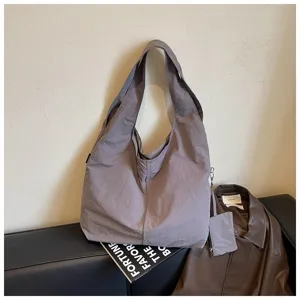 Vista dettagliata della borsa a tracolla hobo in nylon casual coreano, tessuto morbido con borsellino.