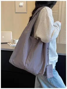 Vista dettagliata della borsa tote a spalla casual di grande capacità in grigio con piccola pochette.