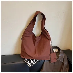 Borsa shopper marrone in tela vista dettagliata, borsa a spalla casual con piccola pochette.
