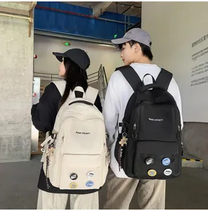 Vue détaillée du sac à dos élégant avec impression de lettres et badges pour un usage quotidien.