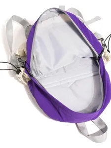 Leichter Outdoor-Wanderrucksack mit funktionellem, farblich abgestimmtem Design innen.