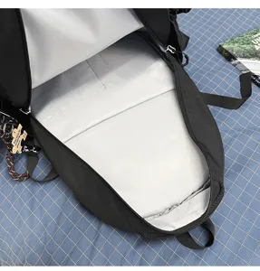 Vue detaillee de l interieur du sac a dos noir, grand cartable pour les etudiants.