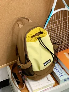 Kleiner, farbiger Kordelzug-Rucksack im Detail, trendiger koreanischer Stil, lässiger Alltagsbegleiter.
