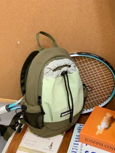 Detailansicht des koreanischen Dopamin-Farbblock-Kordelzug-Rucksacks, lebendige Outdoortasche.