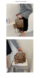 Mini sac à dos vintage à carreaux style japonais pour femme, joli sac avec pendentif ours.
