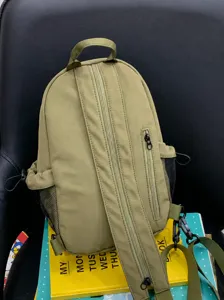 Grüner Mini-Rucksack Detail, multifunktionaler Brusttaschen-Wechsel, lässige Outdoor-Ausrüstung.