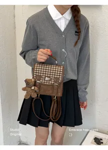 Mini sac à dos rétro à carreaux style japonais avec pendentif ours, sac bandoulière chic.