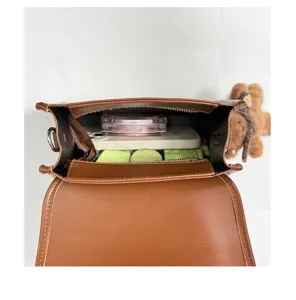 Vue détaillée de la capacité intérieure du mini sac à dos vintage, sac bandoulière marron.