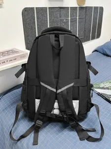 Sac à dos d'école noir décontracté avec dos rembourré, bretelles réglables et grande utilité.