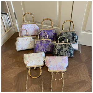 Vintage Chinese stijl brokaat avondtas met bamboe handvat en elegant bloemenmotief.