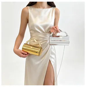 Gedetailleerd uitzicht op metalen cilinder avondtas met ketting en elegant design