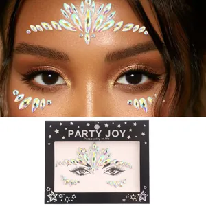 Nahaufnahme Detail von Strass-Gesichtsdiamanten auf Modell und Verpackung für Party-Make-up.