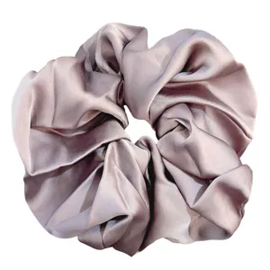 Zijdezachte satijnen haarscrunchie voor vrouwen, elegante mauvekleurige paardenstaarthouder.