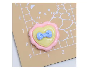 Ciondolo cuore in resina con fiocco, design in pizzo carino per creazione di gioielli artigianali.