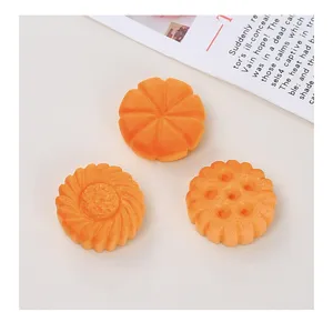 Ciondolo biscotto in resina accessorio fai da te simpatica forma di biscotto arancione dettaglio