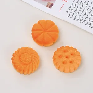 Ciondoli in resina di biscotti dolci per artigianato fai da te, cabochons arancioni per gioielli.