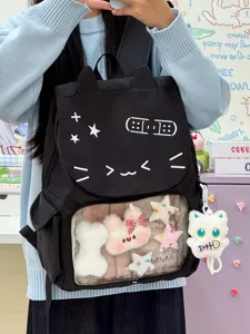 Dettaglio dello zaino ita nero con orecchie di gatto e tasca trasparente piena di peluche.