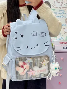 Vista dettagliata dello zaino ita gatto azzurro con tasca frontale trasparente e ciondoli in peluche.