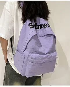 Vista dettagliata dello zaino casual viola con tessuto resistente e tasca frontale.