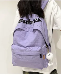 Vista dettagliata di uno zaino viola elegante con tasca frontale e design carino.