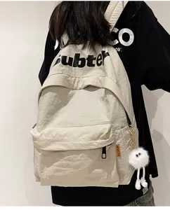 Zaino in stile giapponese casual con simpatico portachiavi in peluche per studenti.
