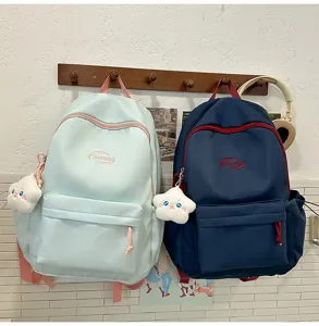 Primer plano detallado de mochilas estéticas para estudiantes con lindos llaveros de estrellas.