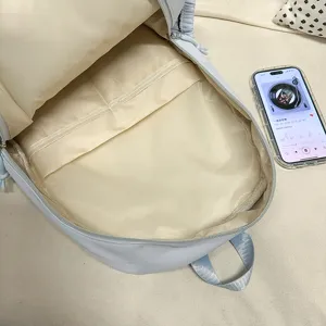 Sac à dos scolaire bleu clair décontracté avec intérieur spacieux et multiples compartiments.