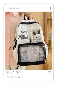Mochila itabag de anime en blanco y negro con ventana de PVC transparente, peluche y pines.