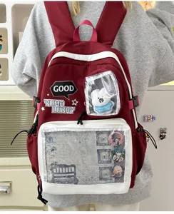 Elegante mochila ita burdeos con ventana transparente para pines y peluche, espaciosa.