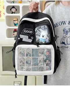 Primer plano detallado de la mochila ita en blanco y negro con ventana transparente y chapas.