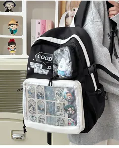 Detalle de mochila Ita en blanco y negro, con bolsillo transparente para pines y peluches anime.
