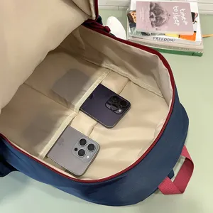 Mochila de lona casual estilo universitario con diseño de cremallera en contraste y amplios bolsillos.
