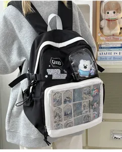 Detalle de mochila ita negro blanco ventana transparente lindo oso colgante escolar