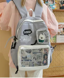 Mochila ita gris con bolsillo transparente para pines de anime vista detallada.