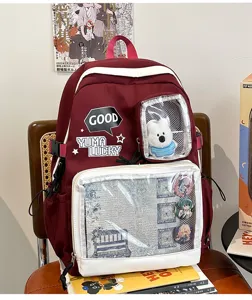 Mochila ita burdeos con ventana transparente, peluche lindo y pines de anime para el uso diario.
