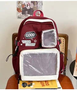 Detalle de la mochila con bolsillo frontal de malla transparente y gráficos impresos únicos.